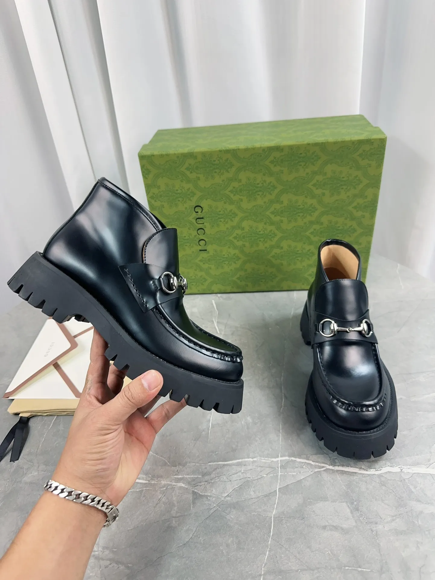 Men's shoes 💰620💰 New model from Gucci, double GG groove thick-soled loafers. The original version is made 1:1. Super beautiful quality, classic model at the counter. ❶Upper: original open-edge beaded cowhide ❷Inner lining: water-dyed cowhide ❸Feet: water-dyed cowhide ❹Outsole: ultra-light original sole ❺thick sole heightening: 3.5cn ❻Packing: original packaging ❼Number: 35-42 (41 41 customized, non-refundable) Men's model: 38-46 (45, 46 customized, non-refundable)